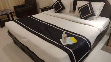 Deluxe Room | 1 bedroom, premium bedding, down duvets, in-room safe