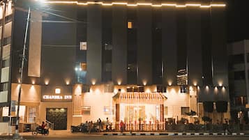Voorkant accommodatie - avond/nacht