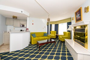 Deluxe Suite, 1 Queen Bed Non Smoking | Living area