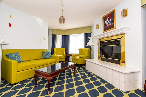 Deluxe Suite, 1 Queen Bed Non Smoking | Living area