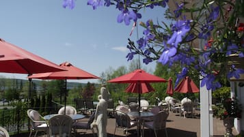 Melayani sarapan dan makan malam dengan pemandangan taman