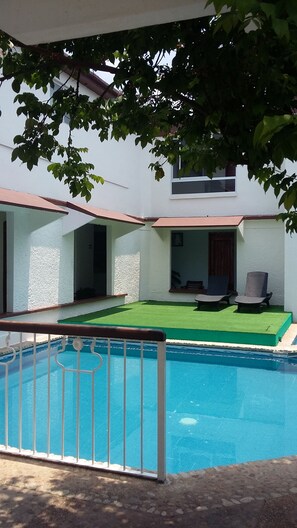 Una piscina al aire libre (de 10:00 a 21:00), tumbonas