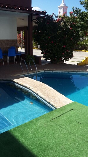 Outdoor pool, open 10 AM to 9 PM, pool loungers - Hotel Mallorca (Palenque)