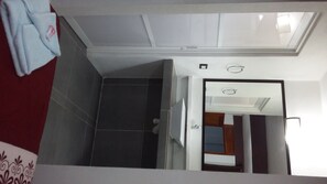 Shower, towels - Hotel Mallorca (Palenque)