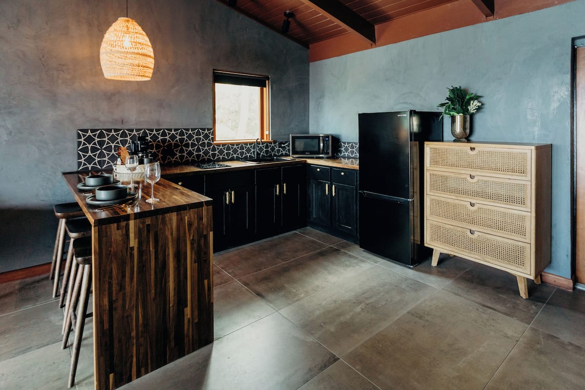 studio suite, 1 king bed, balcony, ocean view | 1 bedroom, premium bedding, individually decorated