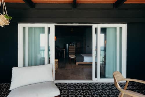 Estudi en suite, 1 llit de matrimoni gran, balcó, vistes a l'oceà | Roba de llit d'alta qualitat i decoració individual