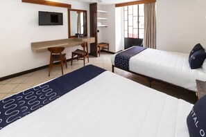 Habitación estándar, 2 camas Queen size | Caja de seguridad en la habitación y escritorio 