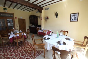 تقديم الإفطار والغداء والعشاء