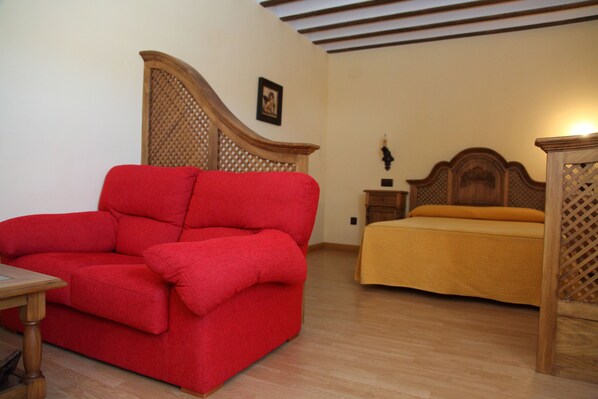 ميني بار وخزنة داخل الغرفة وتجهيزات عازلة للصوت