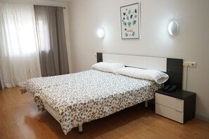 Escritorio y espacio para trabajar con laptop 