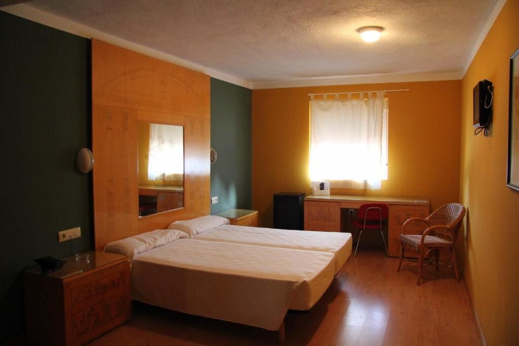 Desk, laptop workspace, iron/ironing board, free WiFi