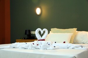 Escritorio y espacio para trabajar con laptop 