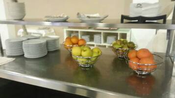 ๋งค์ผ ๋ทํ ์์นจ ์์ฌ(1์ธ๋น EUR 7)