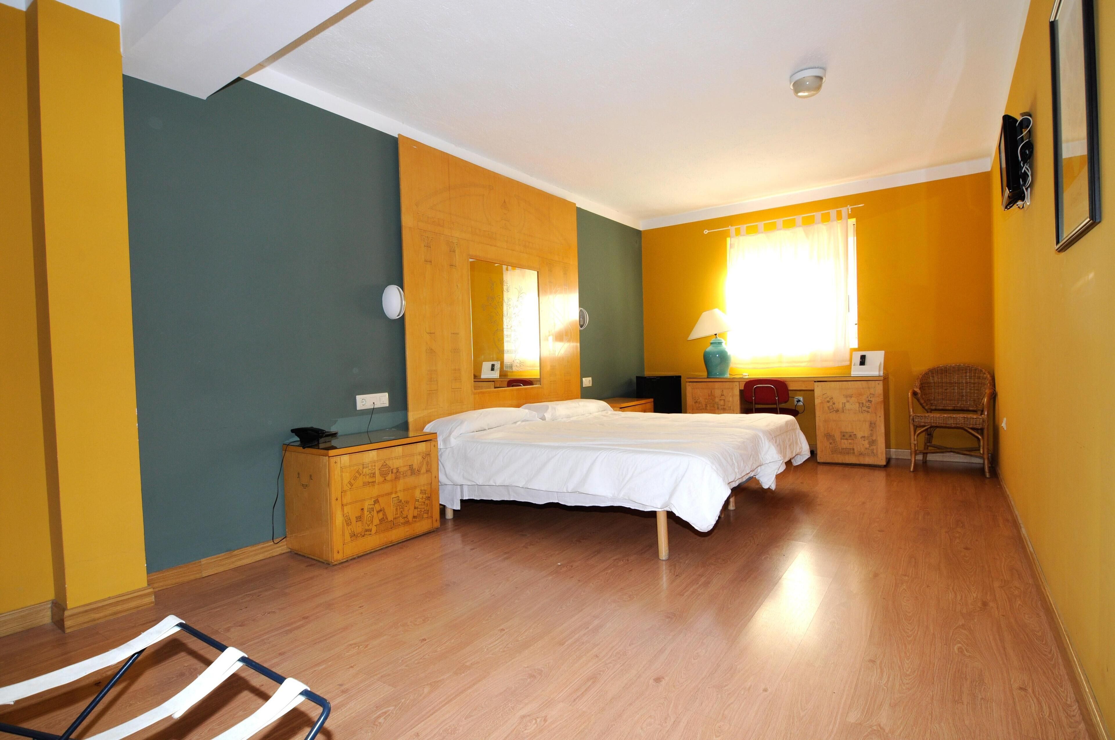 Desk, laptop workspace, iron/ironing board, free WiFi