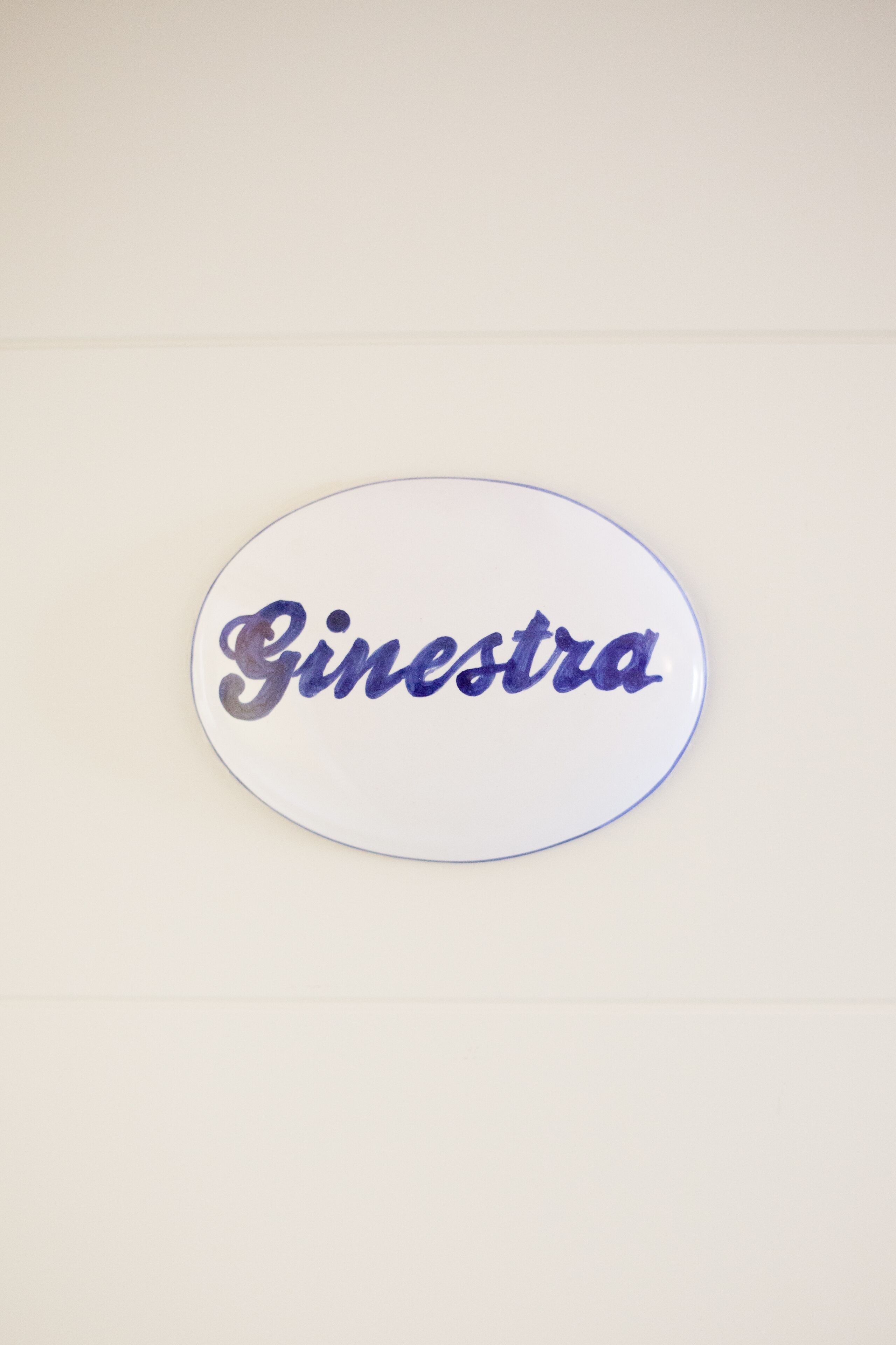 Un letrero circular con la palabra "Ginestra" escrita.