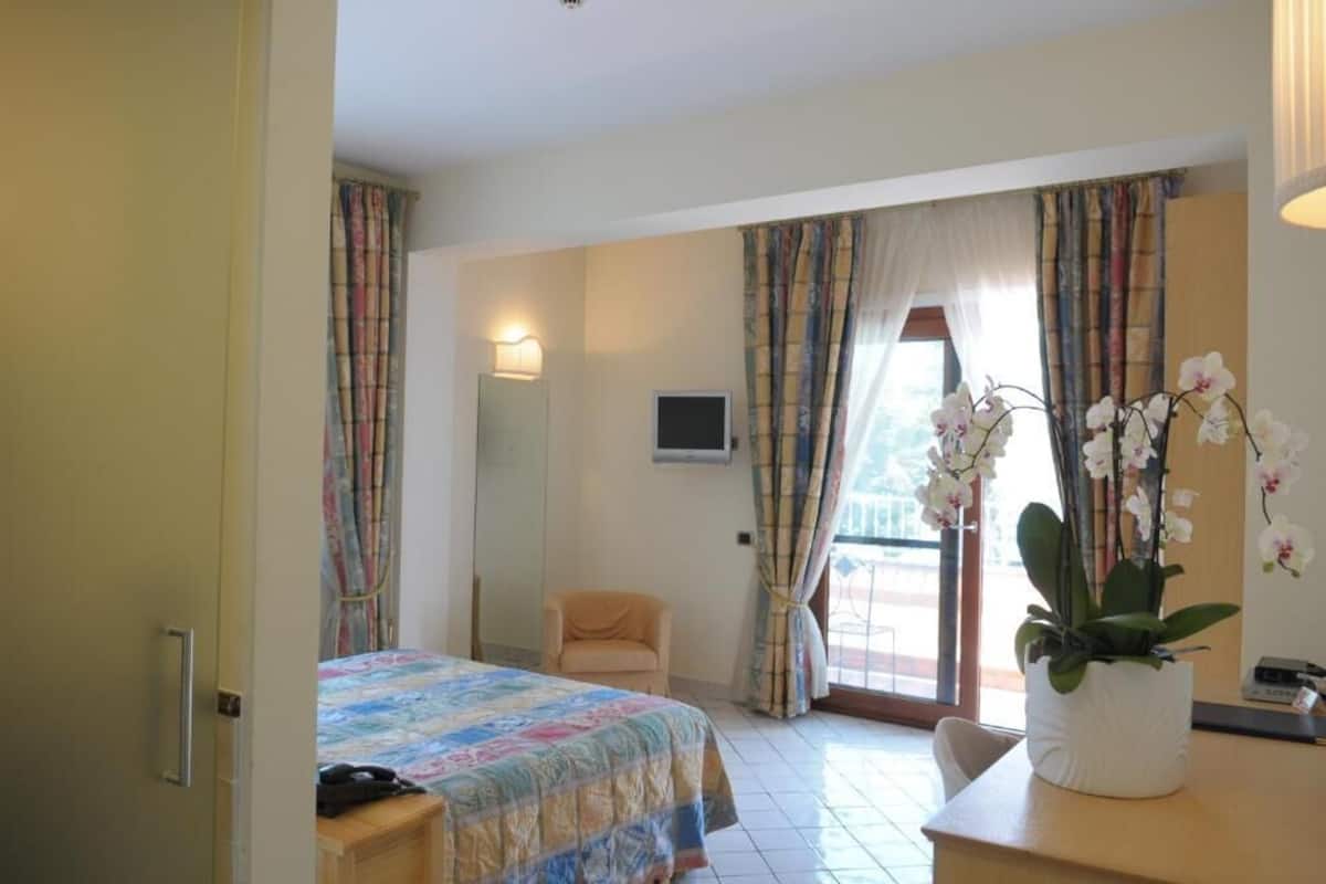 1 bedroom, Frette Italian sheets, premium bedding, Select Comfort beds