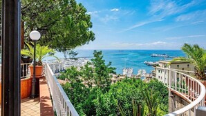 A balcony with a view of the sea, potted plants, and a railing. - Villa Poseidon Boutique Hotel & Events (Salerno)
