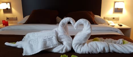 Double Room | Desk, iron/ironing board, free WiFi, bed sheets