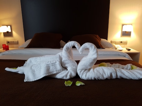 Escritorio, tabla de planchar con plancha, wifi gratis y ropa de cama . Hotel Ortuella