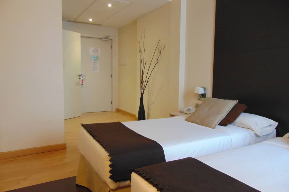 twin room | desk, iron/ironing board, free wifi, bed sheets