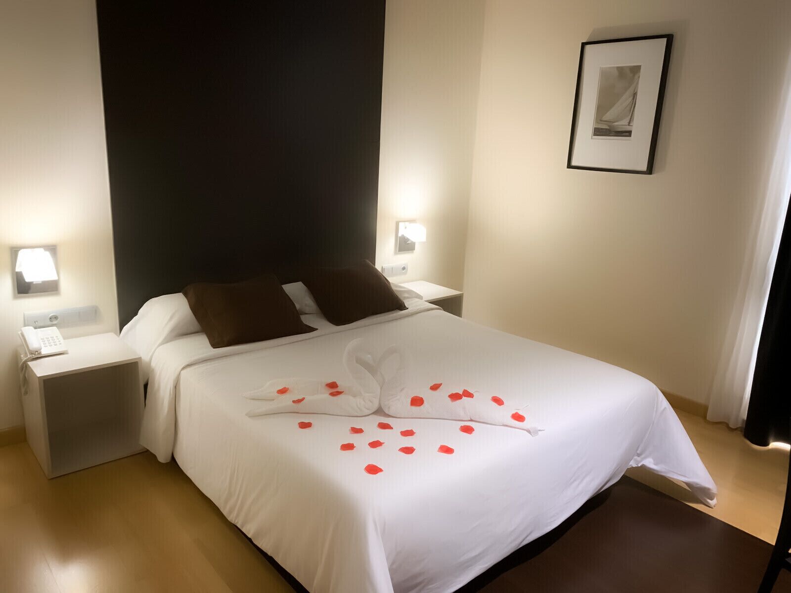 Escritorio, tabla de planchar con plancha, wifi gratis y ropa de cama 