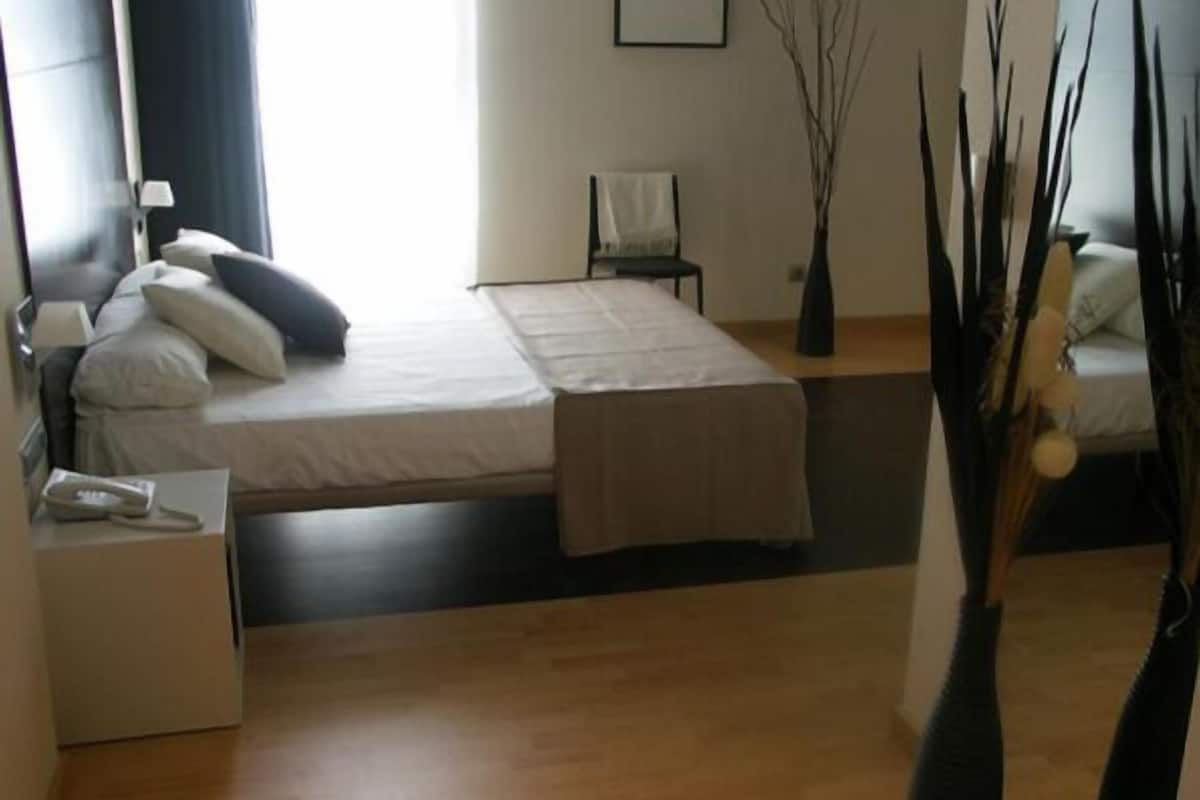 double room | desk, iron/ironing board, free wifi, bed sheets