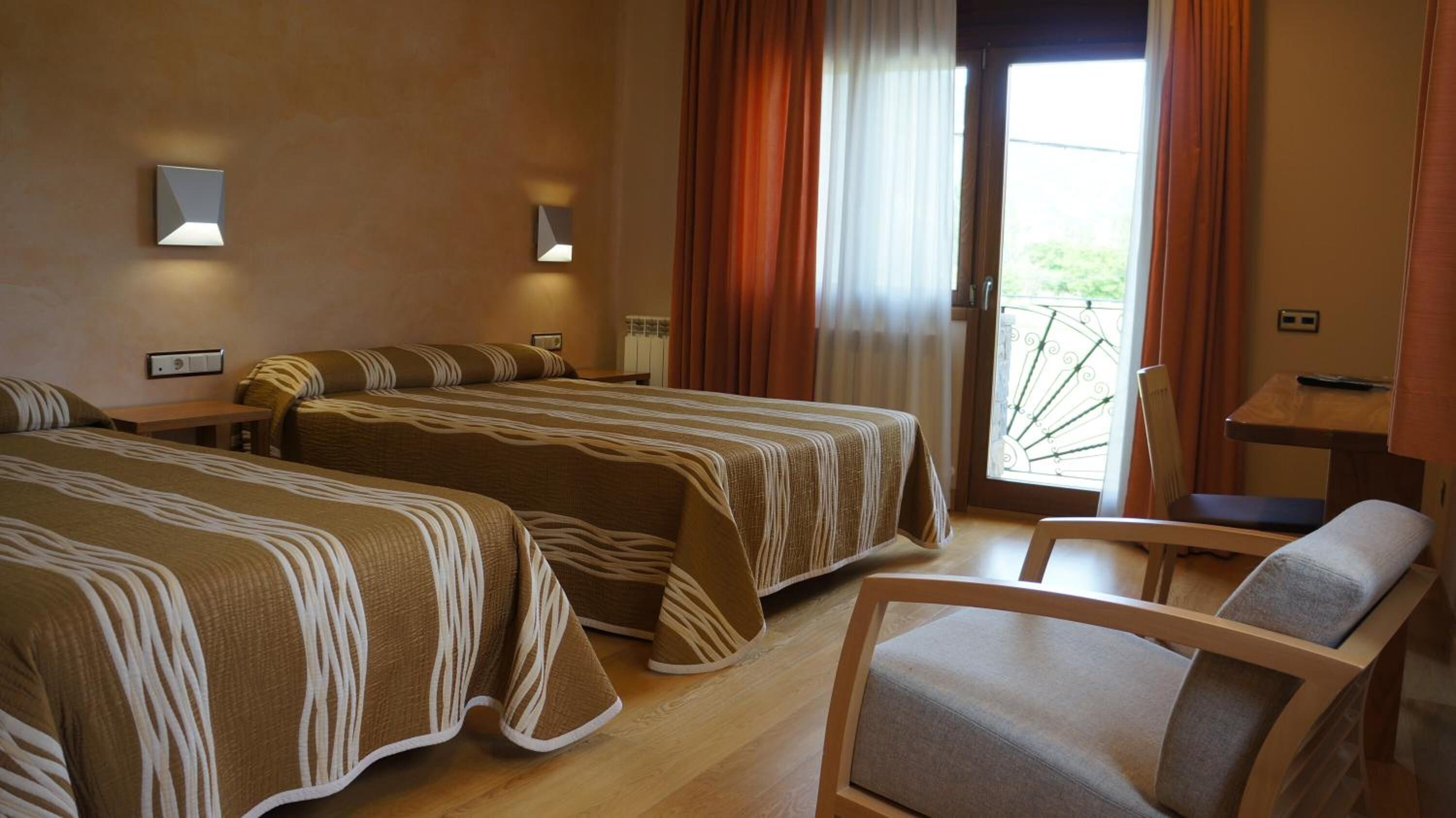 1 bedroom, premium bedding, desk, free wifi