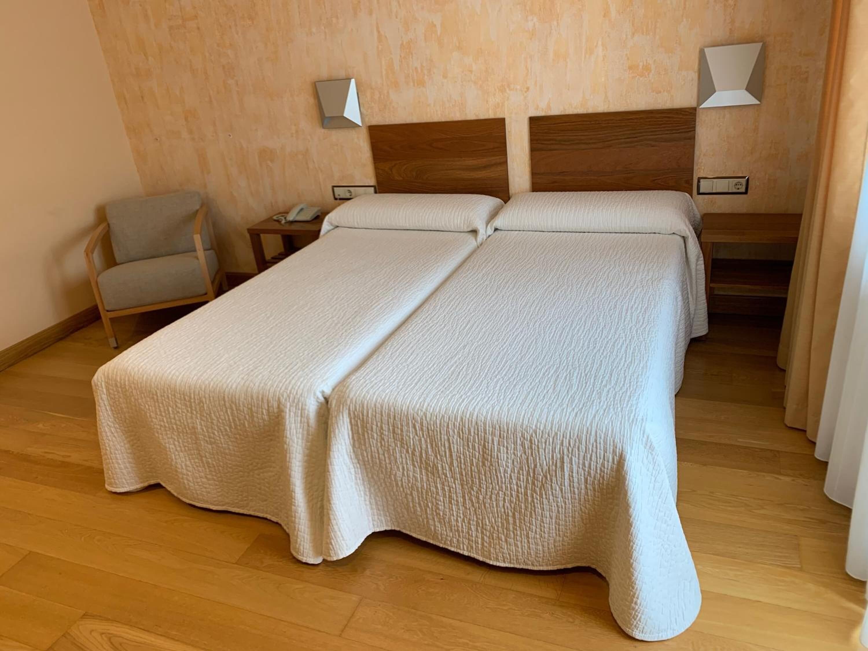 1 bedroom, premium bedding, desk, free wifi