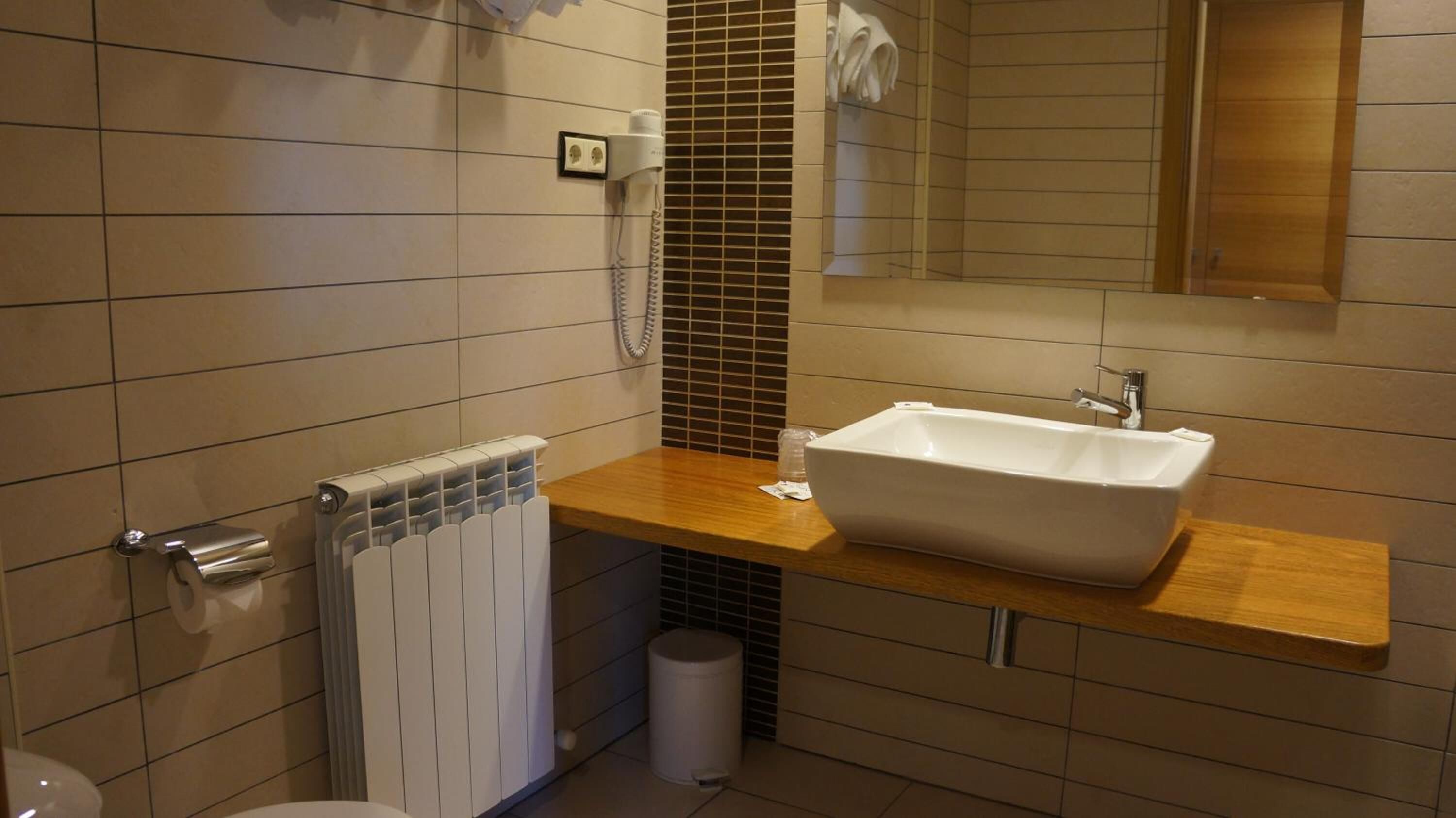 bathtub, deep-soaking bathtub, free toiletries, hair dryer