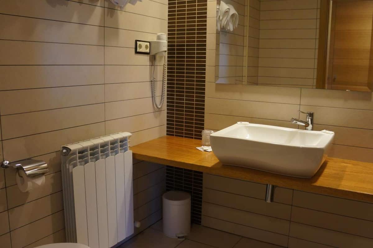 bathtub, deep-soaking bathtub, free toiletries, hair dryer
