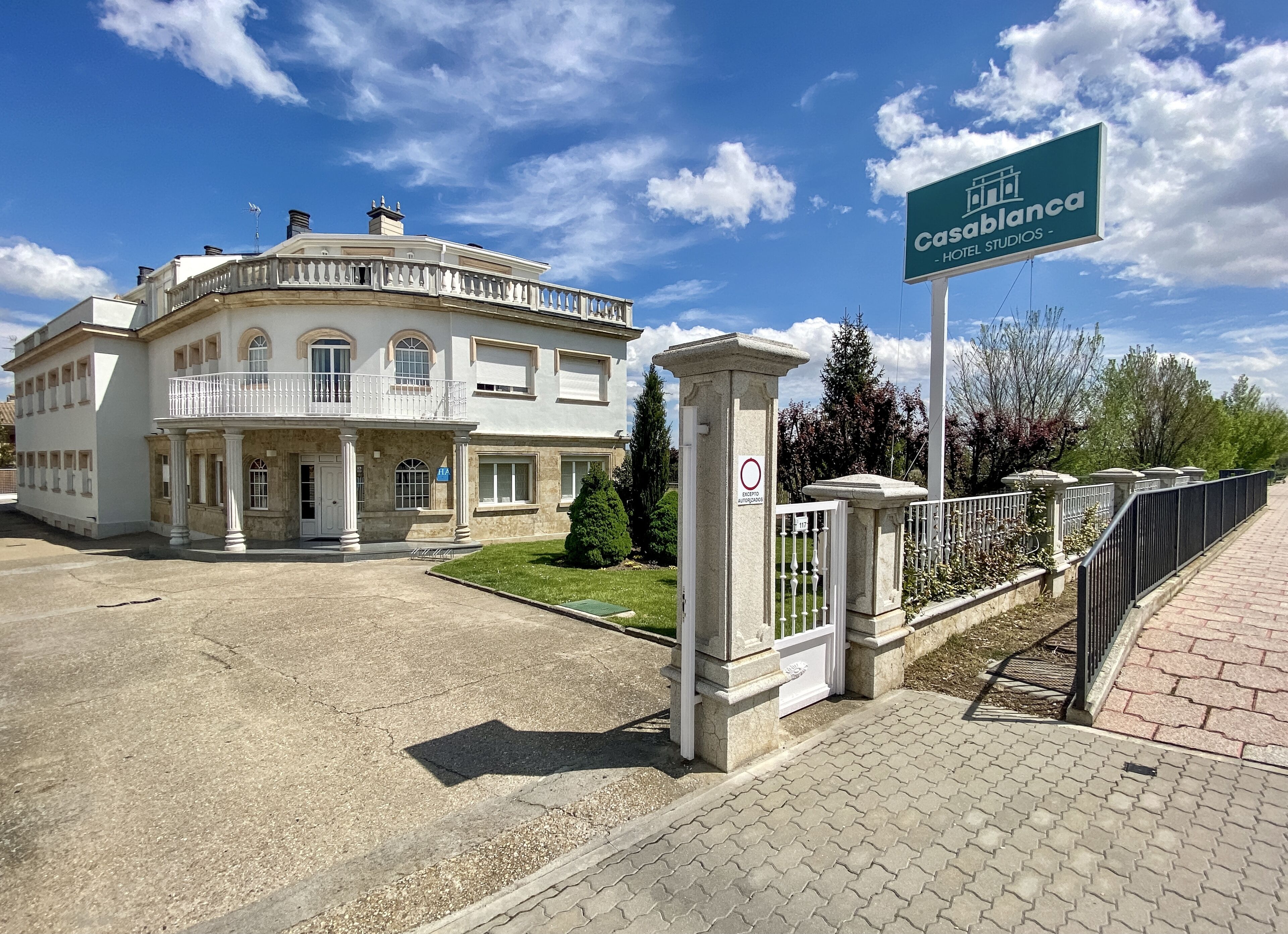 Um edifício grande em estilo clássico com a placa Casablanca Hotel Studios.
