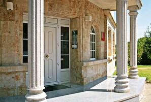 Entrada al alojamiento