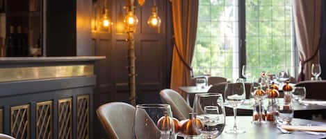 Breakfast, lunch, dinner served; Italian cuisine