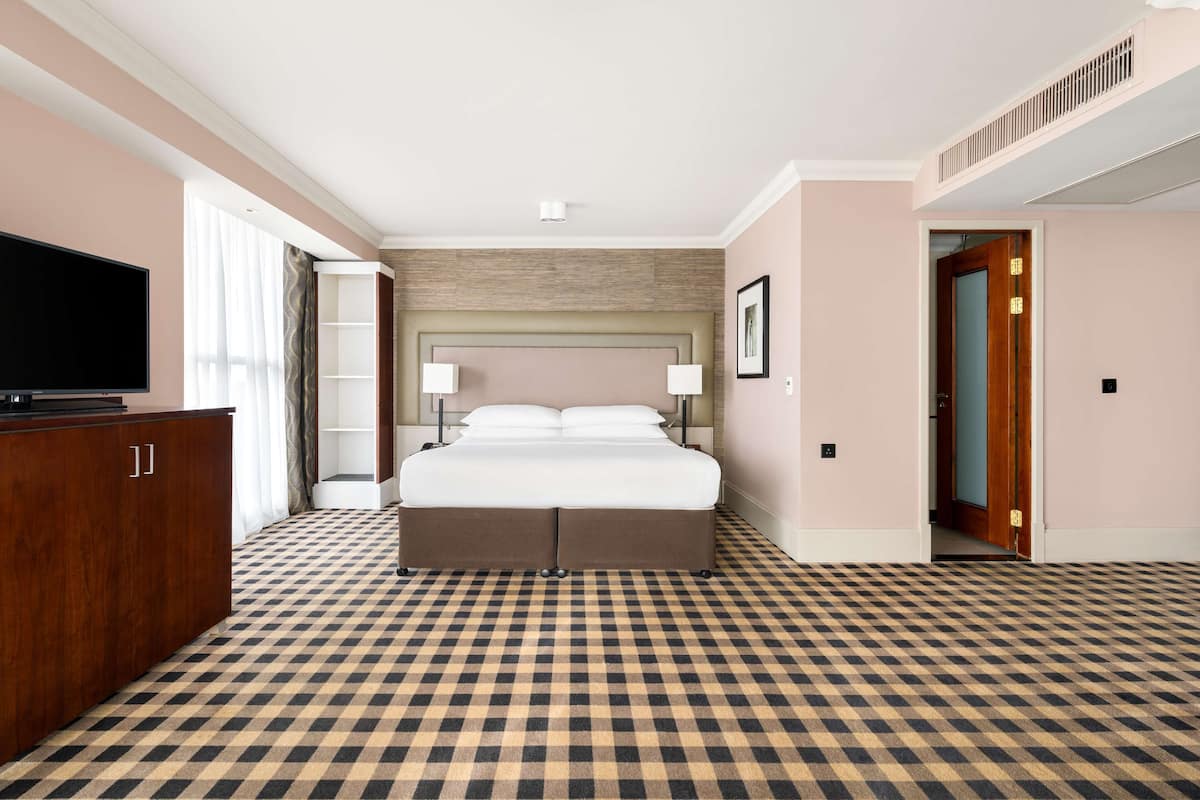 Room, 1 Queen Bed | Minibar, in-room safe, laptop workspace, soundproofing
