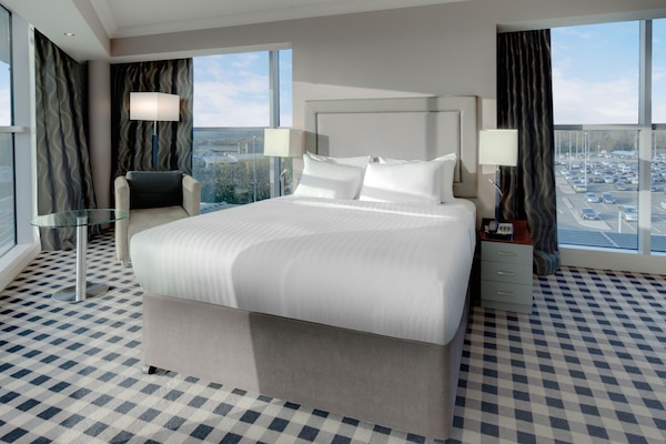 Room, 1 Queen Bed, Accessible | Minibar, in-room safe, laptop workspace, soundproofing