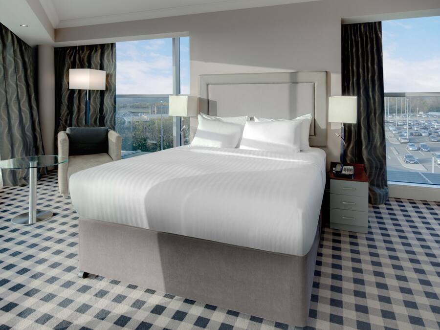 Rom, 1 queensize-seng, tilgjengelighetstilpasset | Minibar, safe på rommet, skrivebord for bærbar PC og lydisolert