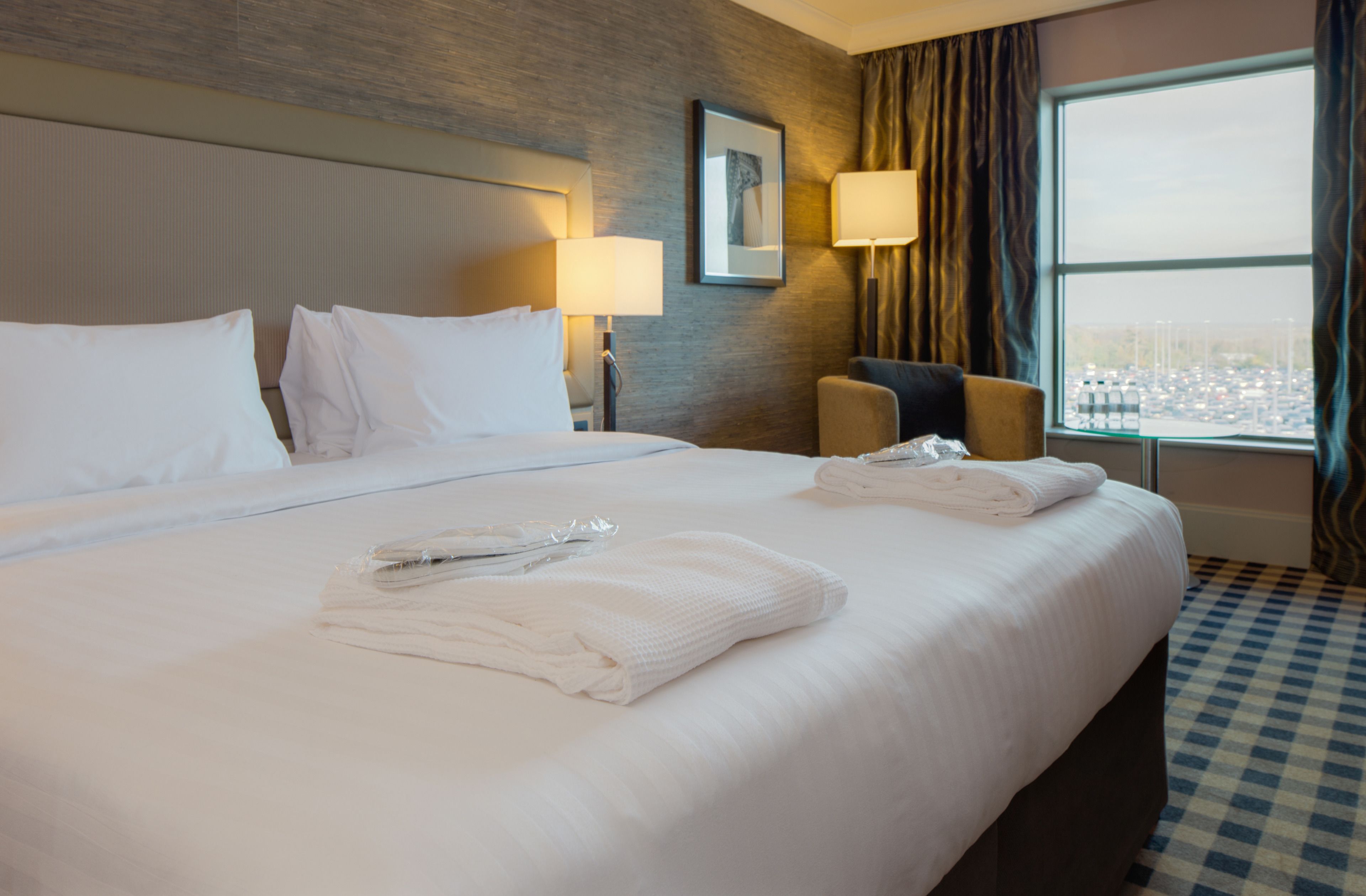 deluxe room, 1 king bed | minibar, in-room safe, laptop workspace, soundproofing