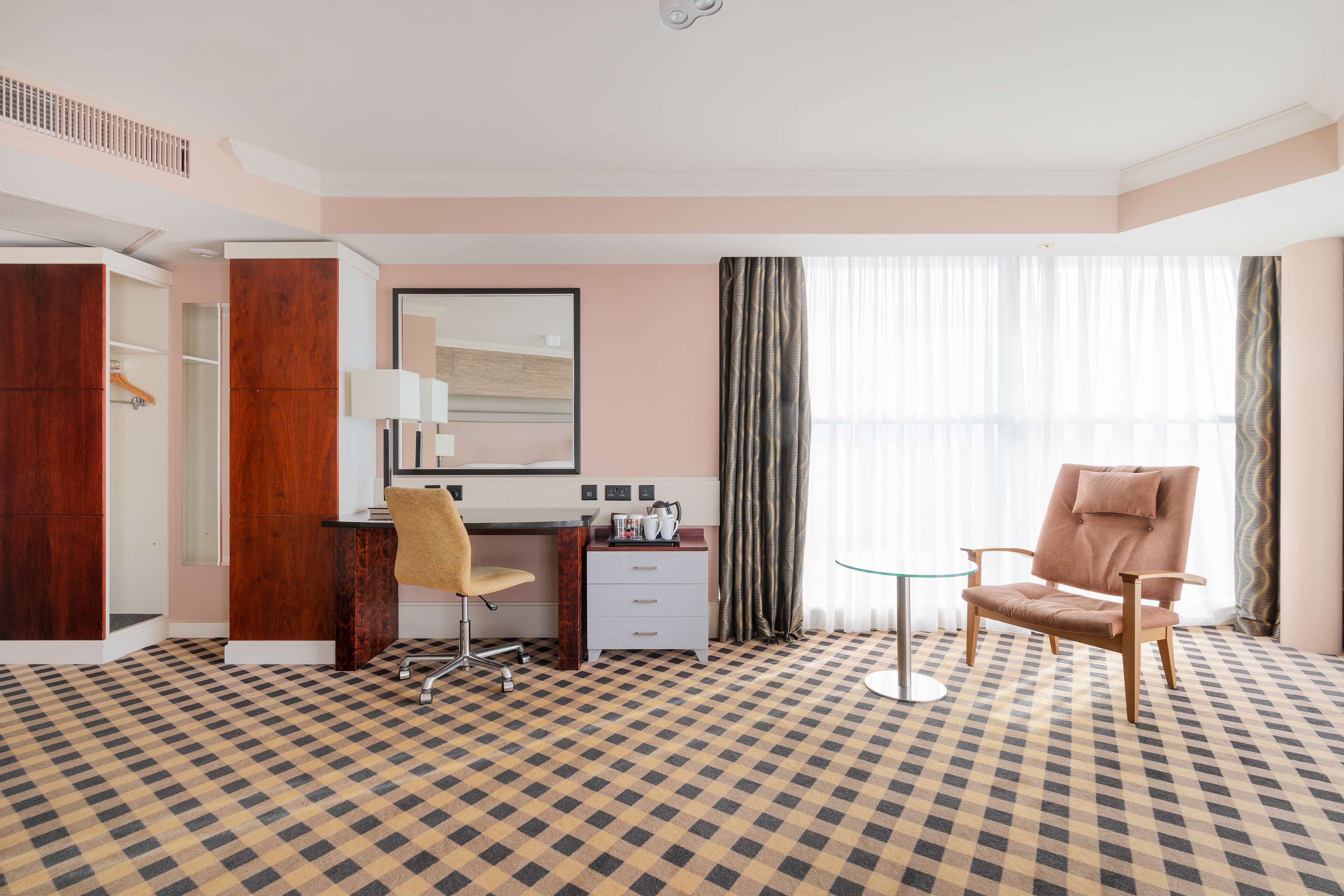 room, 1 queen bed | minibar, in-room safe, laptop workspace, soundproofing