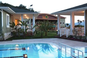 Una piscina al aire libre de temporada, camas de piscina gratis