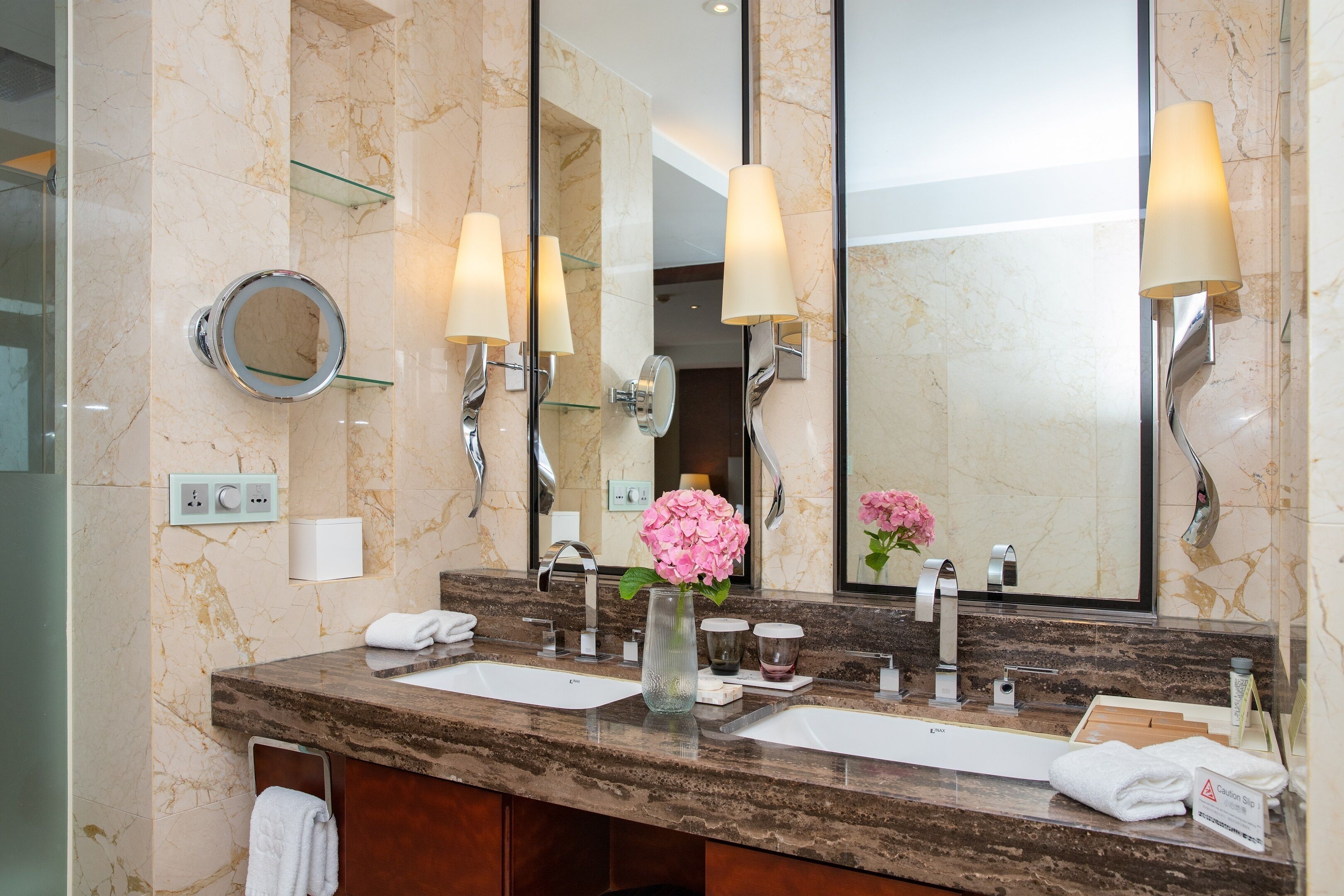 superior suite sea view | bathroom | combined shower/bathtub, rainfall showerhead, free toiletries