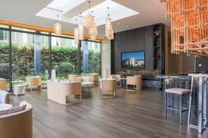 Frukost och lunch serveras, med utsikt mot trädgården