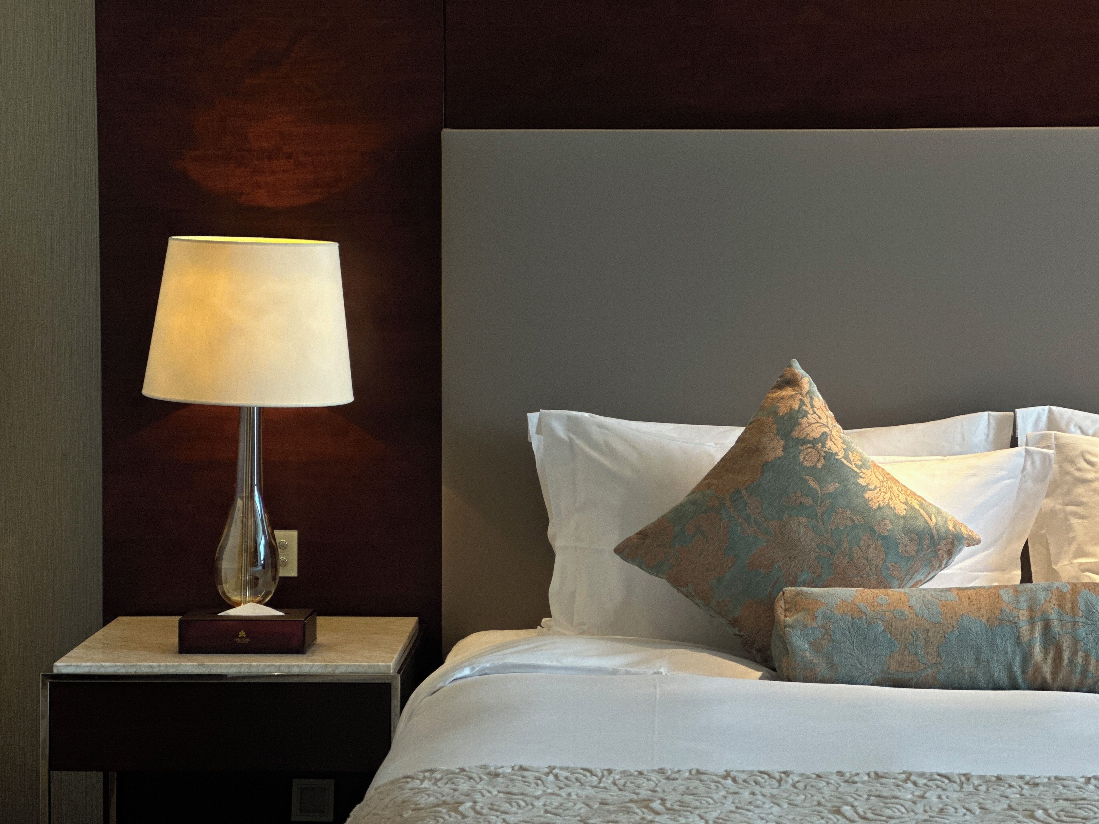 Minibar, caja de seguridad en la habitación y decoración personalizada 