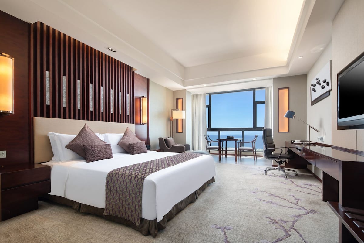 Executive Deluxe Sea View King | 1 bedroom, minibar, in-room safe, individually decorated