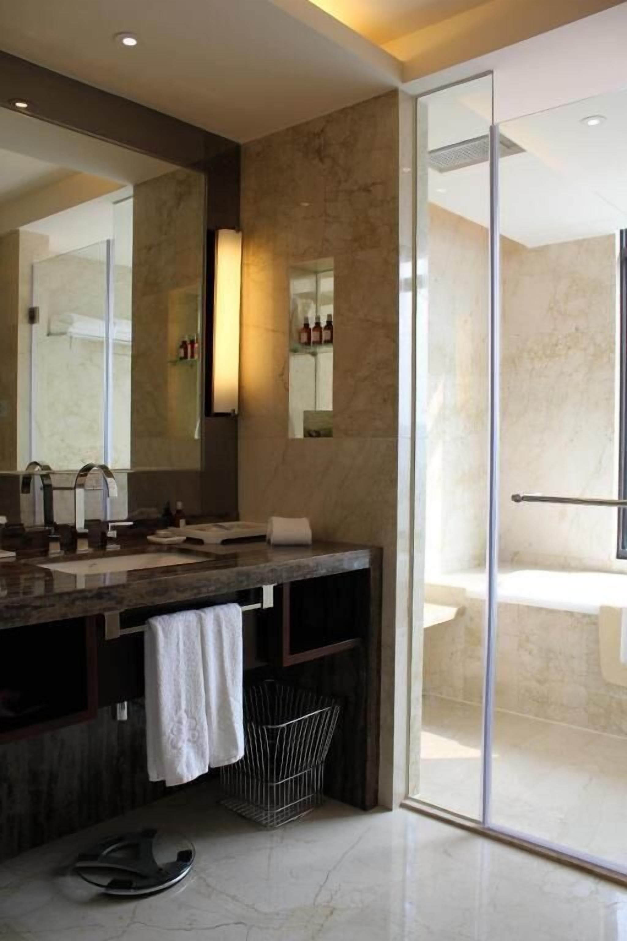 Baño | Tina con regadera, regadera tipo lluvia, amenidades de baño gratuitas 