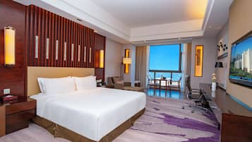 Executive Deluxe Sea View King | Minibar, in-room safe, individually decorated, individually furnished