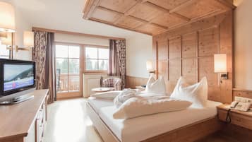 Traditional Apartment, Kitchen, Mountain View (Edelweiss) | 1 bedroom, in-room safe, rollaway beds, free WiFi