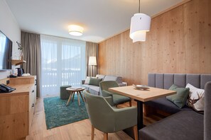 Comfort Suite | Living area | Flat-screen TV, iPod dock - Zugspitz Resort (Ehrwald)