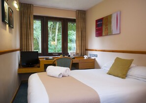 Dobbeltrom | Skrivebord, strykejern/-brett og barnesenger