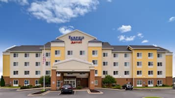 A Fairfield Inn & Suites by Marriott hotel with a central entrance, multiple floors, and a parking lot.