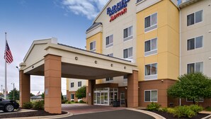 A Fairfield Inn & Suites by Marriott hotel with a covered entrance, multiple floors, and a flag. - Fairfield Inn & Suites Cedar Rapids (Cedar Rapids)